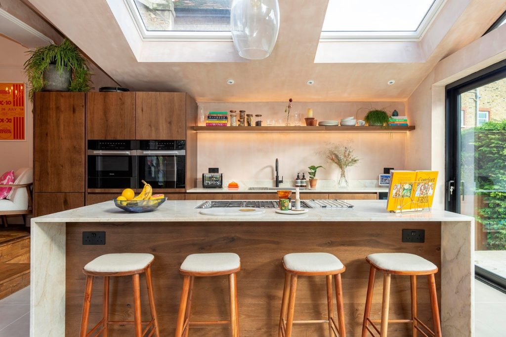 The Bi-Level Island and Peninsulas