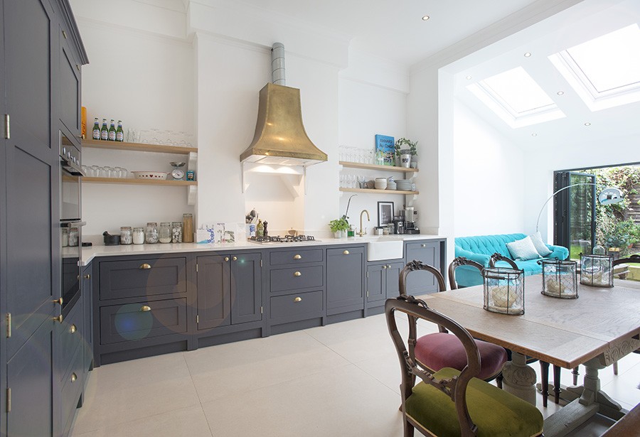 Chimney breast hollowed out to form a recess between the two side piers